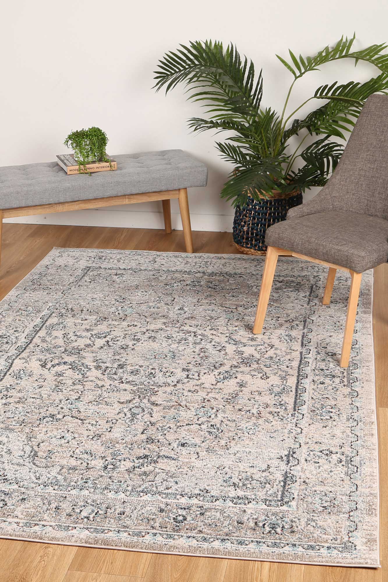 Ezra Grey Traditional Rug